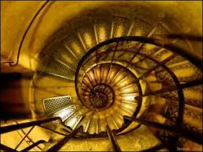 Combien de marches mènent au sommet de l'Arc de Triomphe  ?