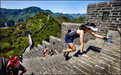 Sur le parcours officiel du marathon de la Grande Muraille de Chine, combien de marches sont à gravir ?