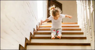D'après l'expression, quand on descend un escalier en franchissant plusieurs marches à la fois, on les dévale :