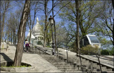 Combien de marches compte l'escalier du funiculaire, qui monte jusqu'en haut de la butte Montmartre ?