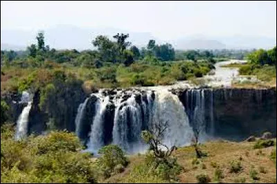 Les hauts plateaux du nord du pays sont traversés par le Nil bleu qui s'écoule depuis le lac Tana :