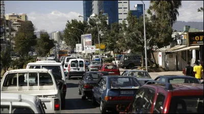 Il compte 110 millions d'habitants (en 2020) ; c'est de loin le plus peuplé des trois et le deuxième pays d'Afrique par la population :