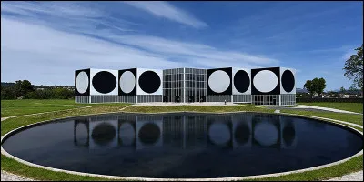 Aux abords de quelle ville la Fondation Vasarely est-elle située ?
