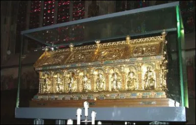 Dans quelle ville peut-on voir le tombeau de Charlemagne ?