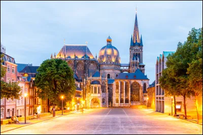 Dans quel pays la ville d'Aix-la-Chapelle est-elle située ?