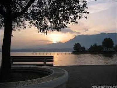 Par quel lac la commune d'Aix-les-Bains est-elle bordée ?