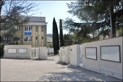 Dans quelle ville le lycée Émile Zola est-il situé ?