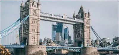 Ce pont ne devrait pas poser de problème pour retrouver cette capitale. Laquelle est-ce ?