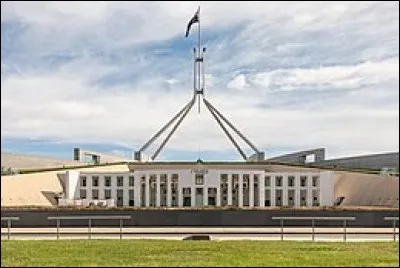 Dans quelle capitale se trouve ce parlement inauguré en 1988 ?