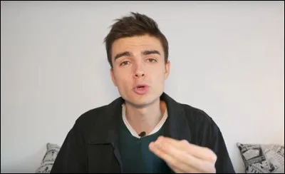 Lequel de ces hommes politiques n'était pas impliqué dans le débat politique commenté par Hugo, à la suite duquel il sera banni pendant deux jours en septembre 2021 ?