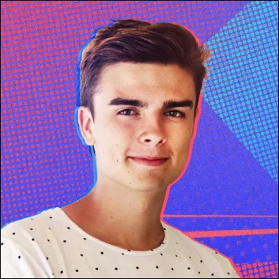 Quelle émission hebdomadaire anime-t-il depuis 2022 ?