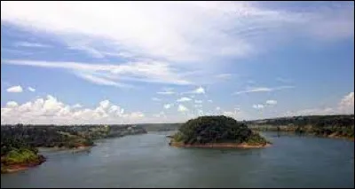 Le pays est bordé au sud et à l'est par le Rio Paraná qui forme la frontière avec le Brésil et l'Argentine :