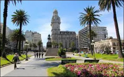 La capitale et plus grande ville est Montevideo