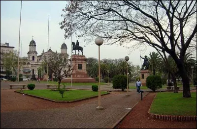 Salto et Paysandú sont les villes les plus importantes après la capitale :