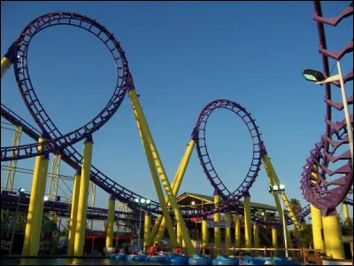 Quelle est cette attraction en G, des montagnes russes ayant la forme d'un chiffre ?