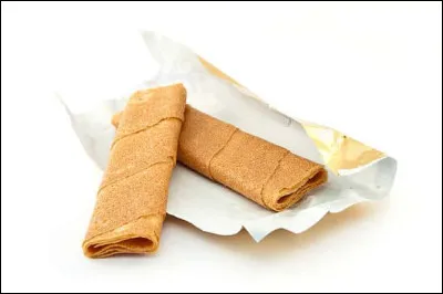 Quel est ce biscuit en G, une cr&ecirc;pe bretonne tr&egrave;s fine enroul&eacute;e sur elle-m&ecirc;me et croustillante ?