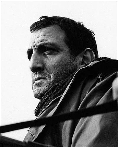 Est étendu à terre, c'est le...