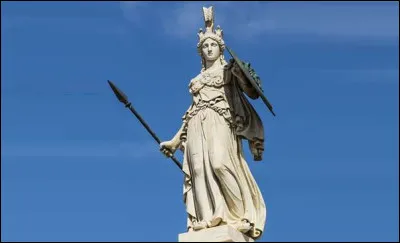 Athéna est une déesse de la stratégie guerrière et pour certains de la fertilité chez les...