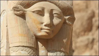 Hathor personnifie l'amour mais est aussi une déesse de la joie et de la maternité pour le peuple...
