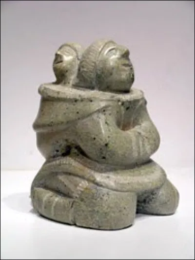 Pukkeenegak est une déesse de la confection des vêtements et de la maternité. De quel panthéon est-elle originaire ?