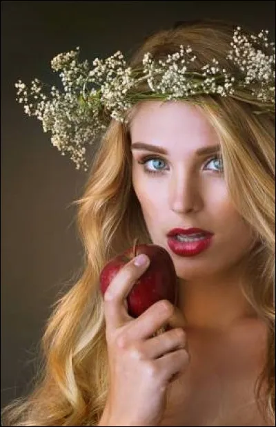 Que promit la déesse Aphrodite pour avoir reçu la pomme d'or du prince Pâris ?