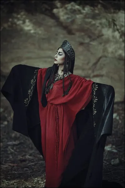 Dans la mythologie grecque, cette déesse était associée à certaines pratiques occultes et son lien avec les enfers semble confirmé par plusieurs sources. Qui est-elle ?