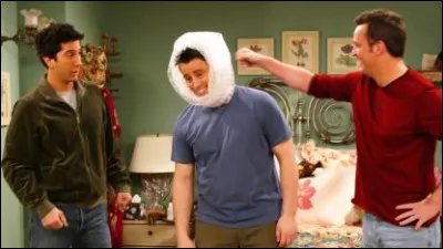 Épisode 16 : Celui qui n'avait pas droit aux adieux
À qui appartient la paire de menottes trouvée dans la chambre d'amis de l'appartement de Monica ?