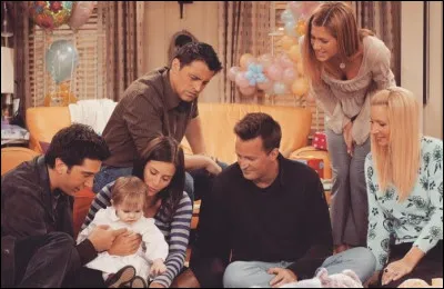 Épisode 4 : Celui qui transformait le gâteau danniversaire 
Que fait Ross durant la fête danniversaire dEmma ?