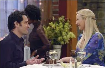 Épisode 5 : Celui qui écrivait une lettre de recommandation
Où Mike avait-il prévu de demander Phoebe en mariage ?