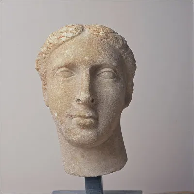 Pourquoi Cléopâtre VI Tryphaena est-elle aussi appelée Cléopâtre V ?