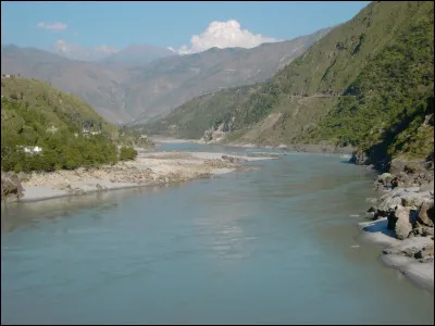 Quel est ce fleuve en I, situ&eacute; en Asie qui coule depuis l'Himalaya et se jette dans la mer d'Oman, c'est l'un des fleuves sacr&eacute;s de l'Inde ?