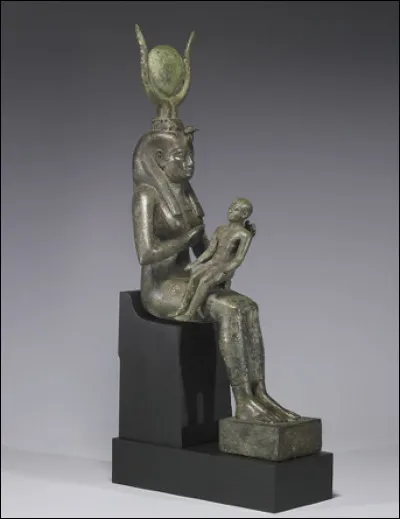 Qui est cette reine mythique en I, d&eacute;esse fun&eacute;raire de l'&Eacute;gypte antique, coiff&eacute;e d'un disque solaire ?