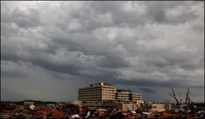 Nous revenons à la tornade de Joplin en mai 2011 qui fut l'une des plus dévastatrices et meurtrières de l'Histoire des USA, avec non loin de 7 000 habitations dévastées dans le Missouri. Combien de temps a-t-il fallu à cette tornade pour parvenir à ces dégâts catastrophiques ?