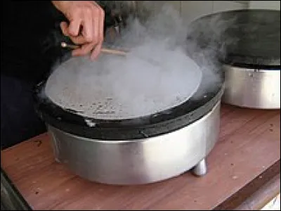 Comment s'appelle la plaque épaisse circulaire en fonte, d'une quarantaine de centimètres de diamètre, utilisée en cuisine bretonne pour faire cuire les crêpes de froment ou de sarrasin et les galettes ?