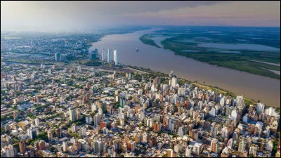 Dans quel pays Rosario, 1,2 million d'habitants, se trouve-t-elle ?