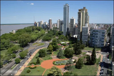 Dans quel pays la ville de Santé Fé, 400 000 habitants, se trouve-t-elle ?