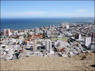 Dans quel pays la ville de Comodoro Rivadavia, 150 000 habitants, se trouve-t-elle ?