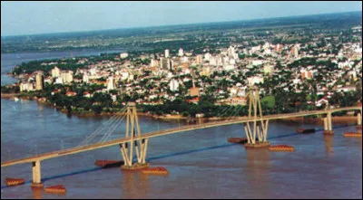 Dans quel pays la ville de Corrientes, 350 000 habitants, se trouve-t-elle ?