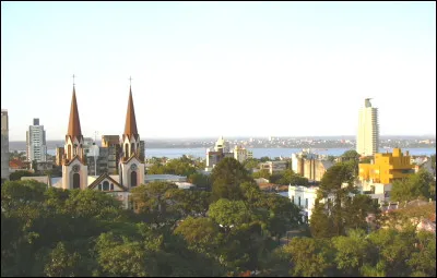 Dans quel pays la ville de Posadas, 280 000 habitants, se trouve-t-elle ?