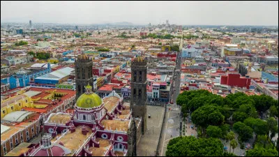Dans quel pays Puebla, 1,5 million d'habitants, se trouve-t-elle ?