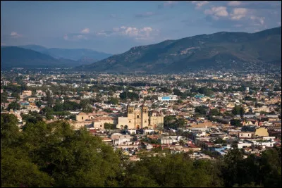 Dans quel pays la ville d'Oaxaca 250 000 habitants, se trouve-t-elle ?