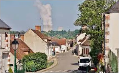 Voici une vue de Nevoy, avec au loin la centrale nucléaire de Dampierre. Commune de l'arrondissement de Montargis, elle se situe dans le département ...