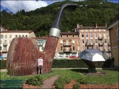 Michel habite à Saint-Calude (Jura). C'est donc un ...