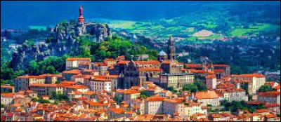 Le Puy-en-Velay est une préfecture située dans l'ancienne région Rhône-Alpes.