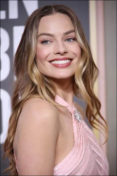 À quelle remise de prix Margot Robbie affiche-t-elle ce sourire radieux et cette belle robe rose ?