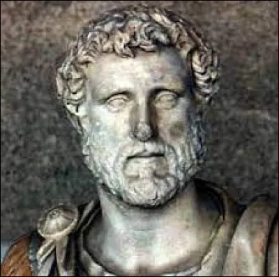 Il règne de 138 à 161. Dans la suite du précédent, son règne est pacifique et correspond à l'apogée de l'Empire.