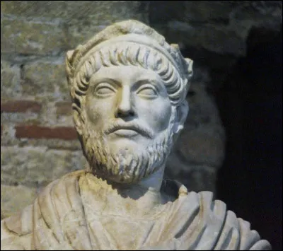 Il règne de 361 à 363. Neveu du précédent, également proclamé empereur par ses soldats, il a favorisé un retour du paganisme.