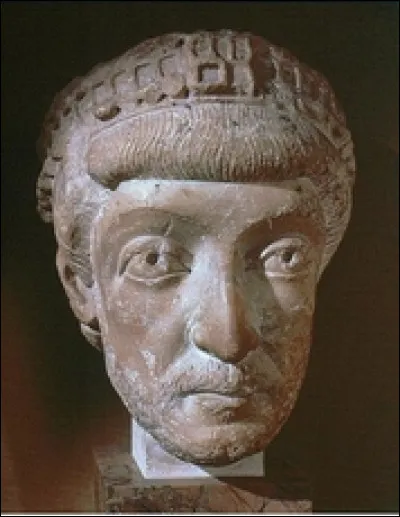 Il règne de 379 à 395 : il est le dernier empereur à régner sur l'Empire romain unifié. Il partage définitivement l'Empire en deux - entre ses deux fils ; il fait du christianisme la religion d'Etat et combat le paganisme.