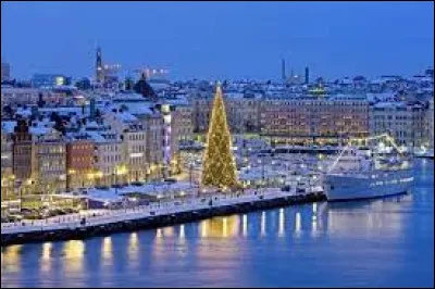 Quelle capitale scandinave est surnommée "la Venise du Nord" ?