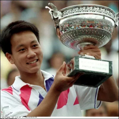 Contre quel tennisman Michael Chang remporte-t-il sa première victoire à Roland Garros en 1989 ?